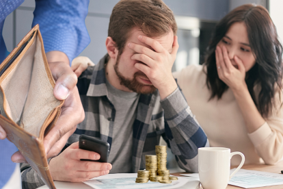 Recibir una notificación de deuda puede desencadenar ansiedad y desesperanza en quienes atraviesan momentos económicos difíciles.