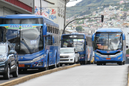 Infracción. En la avenida Gran Colombia los buses invaden el carril exclusivo de la Ecovía.