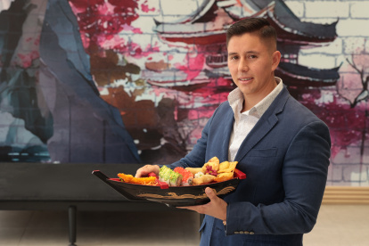 Rompe el molde con sushi en vivo, cócteles con sake y menú fusión.