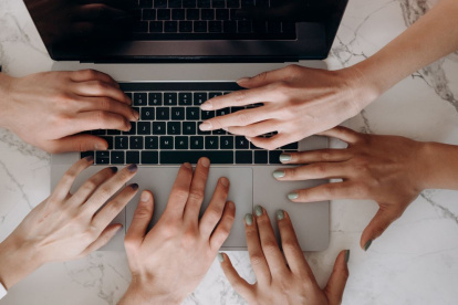 Las organizaciones que deseen prosperar no solo deben invertir en herramientas digitales, sino cultivar entornos donde las personas estén preparadas técnica y culturalmente