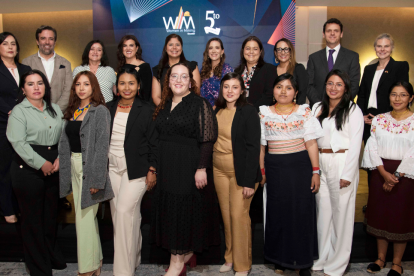 Directorio y becarias en la foto grupal.