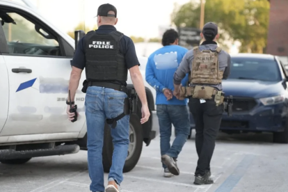 Profesora alerta a padres latinos sobre redada migratoria durante ceremonia de graduación escolar.
