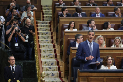 El primer ministro de España, Pedro Sánchez, habla durante una sesión parlamentaria en el Congreso de los Diputados en Madrid, el 18 de junio de 2025.