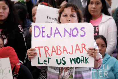 Las redadas migratorias reactivadas por el DHS afectan principalmente a trabajadores latinos en sectores como hotelería, agricultura y restaurantes.