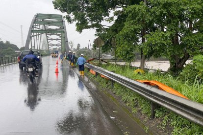 Trabajadores realizan laborales de limpieza tras derrame El Reventador