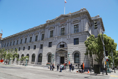 Medios de comunicación, manifestantes y policía esperan fuera del Tribunal de Apelaciones del 9º Circuito de EE. UU. en San Francisco, California, EE. UU.,