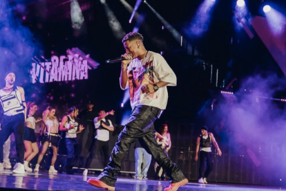 Jombriel, el cantante esmeraldeño del momento, llega a Uganda con su éxito internacional.