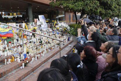 Personas rezan por la salud del senador Miguel Uribe este martes 17 de junio de 2025, frente a la Clínica Fundación Santa Fe de Bogotá (Colombia).