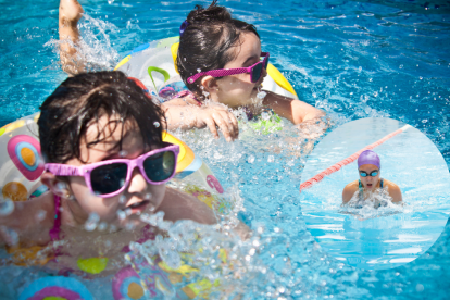 Comer antes de nadar no aumenta el riesgo de ahogamiento