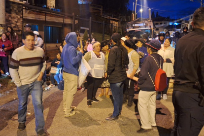 Decenas de personas salieron a la Y de Sayausí para protestar en contra de tres ordenanzas.