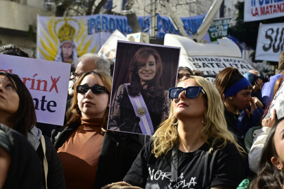 Manifestantes sostienen una imagen de la expresidenta argentina Cristina Fernández (2007-2015) durante una manifestación este miércoles, en la Plaza de Mayo en Buenos Aires (Argentina).