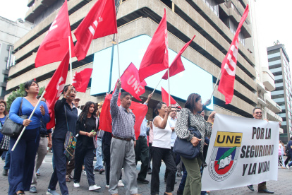 Miembros de la Unión Nacional de Educadores (UNE) hicieron un plantón en el bulevar 9 de Octubre, para insistir en su pedido de reforzar la seguridad en planteles.