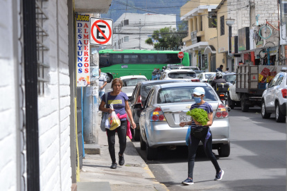En la calle Gaspar de Carvajal los desplazamientos en vehículo se duplican por la congestión.