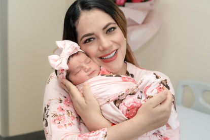 Saskia con su nena, Salma.