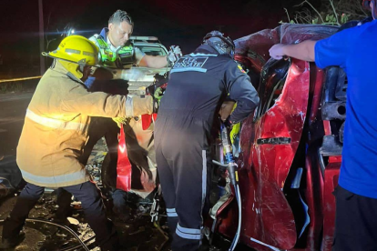 Restos de los vehículos involucrados en el accidente que dejó cuatro muertos en la parroquia Cascol, cantón Paján, provincia de Manabí.