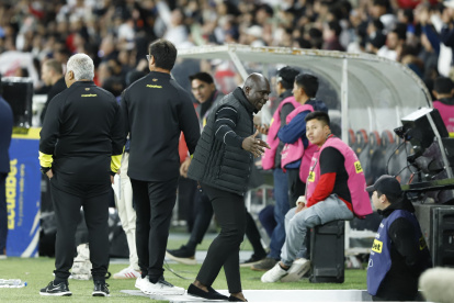Segundo Castillo en la zona técnica de Barcelona en el cotejo ante Liga de Quito en el Rodrigo Paz Delgado