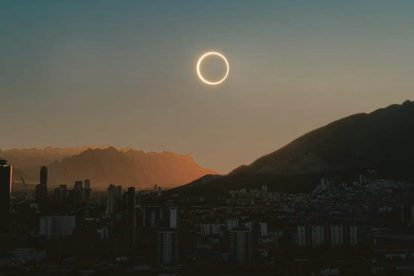 Los eclipses solares totales son eventos únicos que atraen a miles de personas alrededor del mundo, dispuestas a viajar para vivir este espectáculo natural en su máximo esplendor.