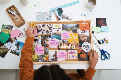 Un vision board (tablero de imágenes o palabras que representan sus metas personales o profesionales) mantiene su motivación encendida.