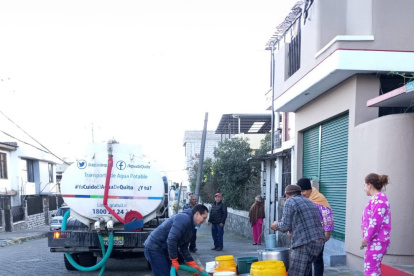 Al sector de la Juan Durini llegó un tanquero de la Epmaps.