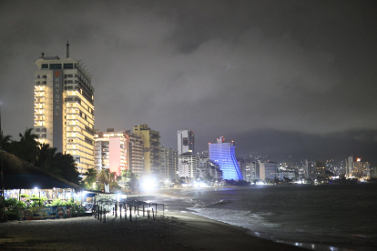 Oleaje este miércoles, en las playas del balneario de Acapulco en Guerrero (México).