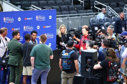 Bennedict Mathurin habla con los medios durante el entrenamiento en Gainbridge Fieldhouse en Indianápolis, Indiana.