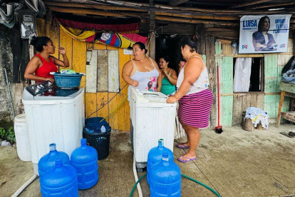 Situaciones. La ciudadanía busca abastecerse del líquido vital.