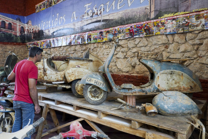 Fotografía de la colección de vespas de Álvaro Barcia, 35 motos que recorren la historia de esta marca en España