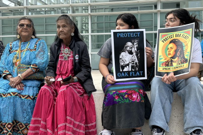 Fotografía donde aparecen miembros de los Apache Stronghold durante una protesta en Phoenix, Arizona.