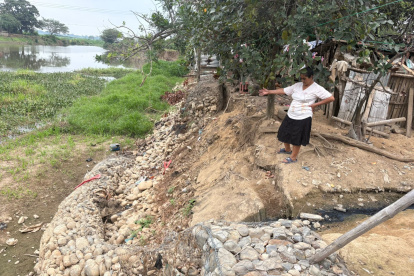 Situación. Los moradores del sector viven con miedo que el estero termine llevándose las viviendas.