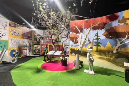 Escenografías detalladas, réplicas de sets y espacios interactivos forman parte de la exhibición que transforma Policentro en un universo Warner.