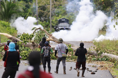 Manifestantes se enfrentan a agentes de la Unidad de Control de Multitudes (UCM) en  Bocas del Toro (Panamá).
