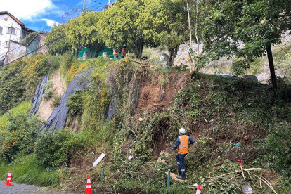 Personal de la Empresa de Movilidad y Obras Públicas trabajan en la zona.