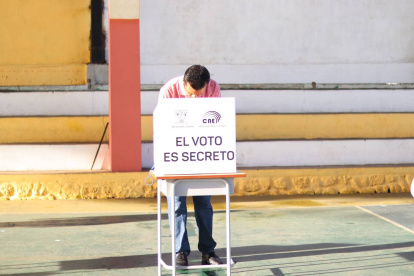 El CNE ya aplicó la prohibición del uso del celular al momento de votar en el balotaje del 13 de abril de 2025.