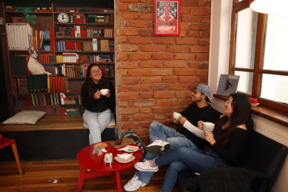 La cafetería Tres Gatos, un refugio cultural en Quito donde el café y la literatura se encuentran para compartir entre amigos.