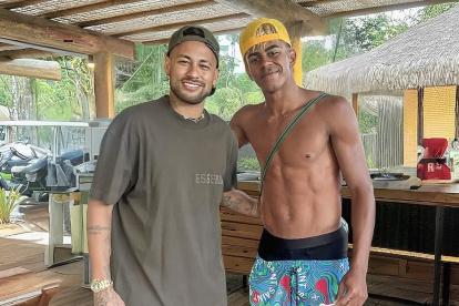 Lamine Yamal (d) conoció a su ídolo Neymar en Brasil.