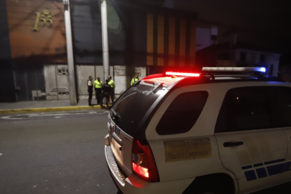 Patrulleros de la Policía resguardaron el lugar, mientras los agentes recababan indicios de la explosión al frente de un club nocturno en la calle Logroño y avenida De La Prensa, norte de Quito.
