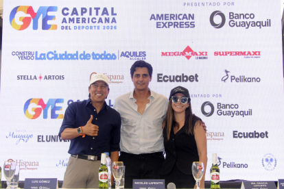 El ecuatoriano Nicolás Lapentti (c), uno de los retadores del duelo de exhibición, durante la presentación.