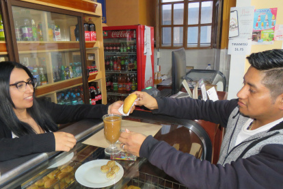 Las panaderías de Guano venden mlolletes y champús, una manera de mantener viva la memoria ancestral y católica de la comunidad.