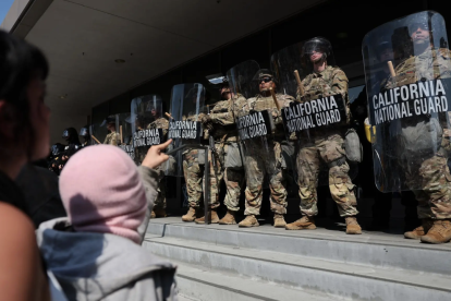 Soldados desplegados en Los Ángeles, en medio de tensiones entre el Gobierno federal y el estado de California.