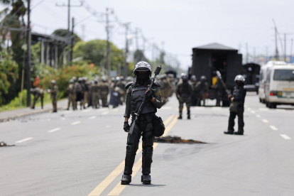Integrantes de las Fuerzas Armadas vigilan una zona en la ciudad de Changuinola de la provincia de Bocas del Toro (Panamá).