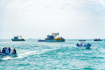 Desfile. Las embarcaciones se decoran para la procesión.