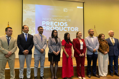 Autoridades del INEC y del Banco Central, al final del lanzamiento de la actualización del INPP, en el Hemiciclo de la Flacso.