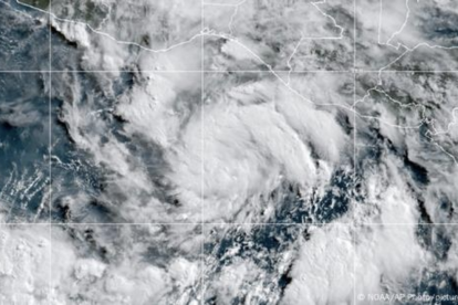 Colapso vial e inundaciones en Oaxaca tras el paso del huracán Erick, que dejó dos muertos y desplazó a cientos de personas.