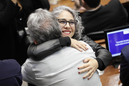 20/06/2025 15:39 (UTC)
    Crédito:
    EFE
    Fuente:
    EFE
    Autor:
    Carlos Ortega
    Temática:
    Trabajo » Legislación laboral
    Política » Parlamento » Cámara alta - senado
    Política » Gobierno

La senadora María José Pizarro celebra la votación de la reforma laboral este viernes, en la Plenaria del Senado en Bogotá (Colombia)