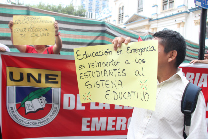 Miembros de la Unión Nacional de Educadores (UNE) hicieron un plantón en el bulevar 9 de Octubre