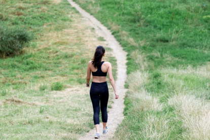 Incorporar movimiento en la rutina diaria, como caminar o subir escaleras, ayuda a reducir los riesgos del sedentarismo