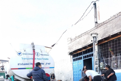 En el sur de Quito también hubo cortes de agua. Tanqueros llegaron a la zona.