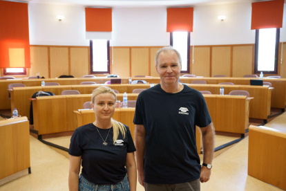 La doctora Daria Dobrycheva (i), del Departamento de Astronomía Extragaláctica y Astroinformática y el doctor Peter Tino (d), de la Universidad de Birmingham.