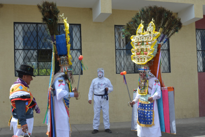 Atuendo. El traje más colorido puede llegar a pesar hasta 50 libras.