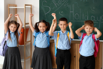 Referencial. Estudiantes del régimen Sierra y Amazonía celebran el inicio de sus vacaciones escolares 2025, tras finalizar el año lectivo.